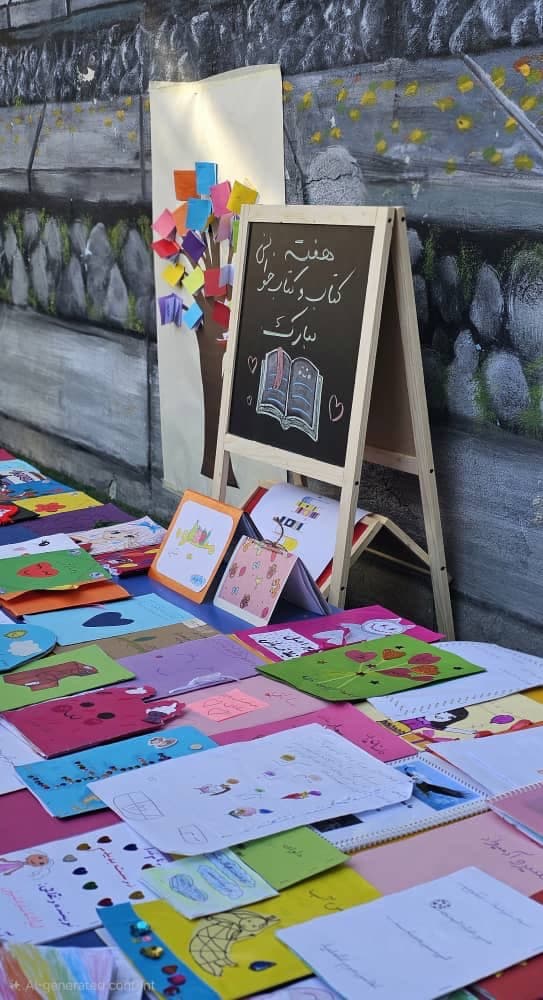 نمايشگاه دست نوشته های دانش اموزان به مناسبت هفته کناب و کتابخوانی